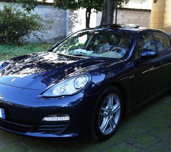 Porsche-Panamera-blu