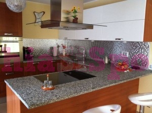 cucina in mosaico metallico in vetro
