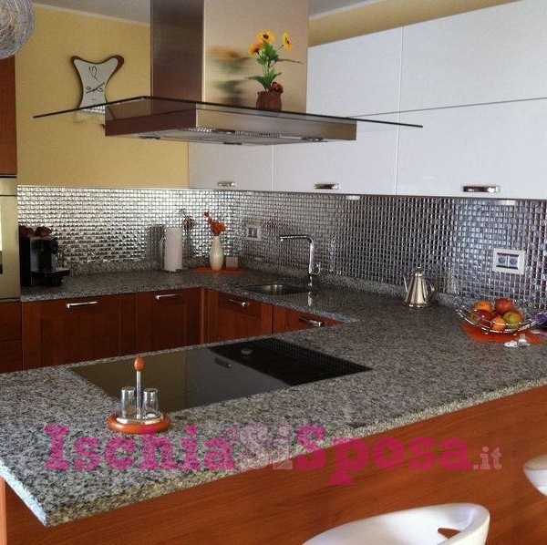 cucina in mosaico metallico in vetro